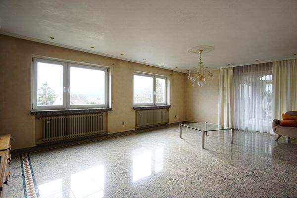 Geräumiges Wohnzimmer