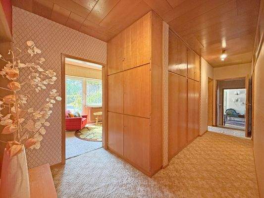 Flur mit Einbauschränken