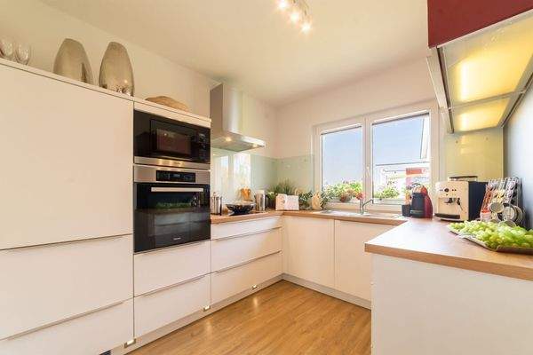 Moderne Küche mit Holzakzenten