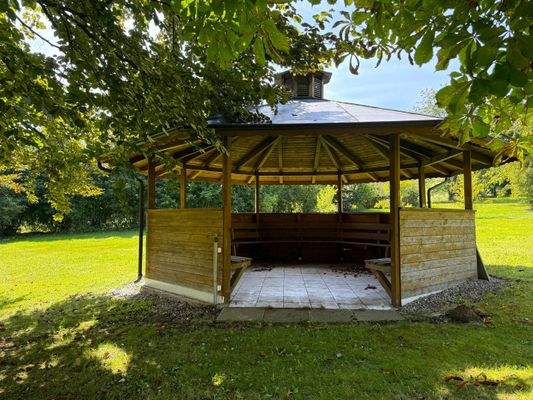 Grillhütte mit Strom- und Wasseranschluss 