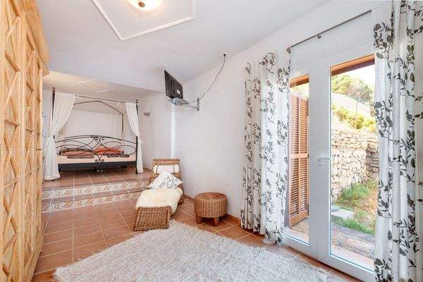 Hauptschlafzimmer mit direktem Zugang ins Freie und viel Tageslicht