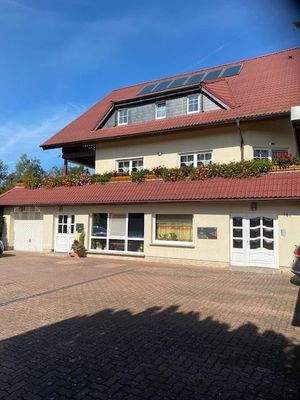 Vorderansicht Eingänge Stellplätze