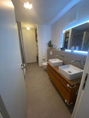 Badezimmer mit zwei Waschbecken.jpg