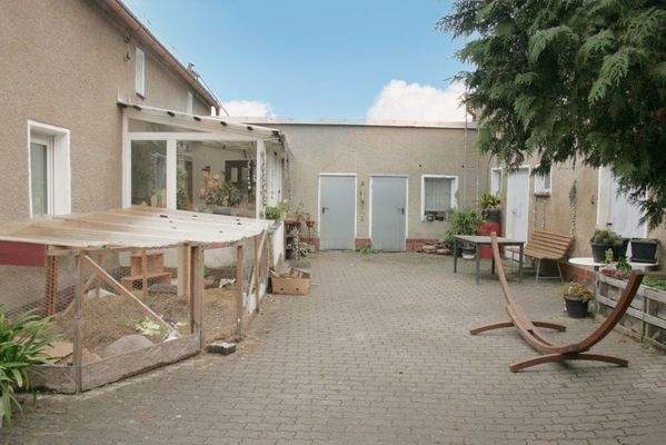 Haus und Nebengebäude