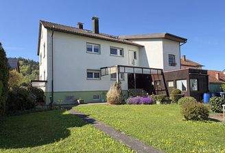 Garten mit Blick aufs Haus