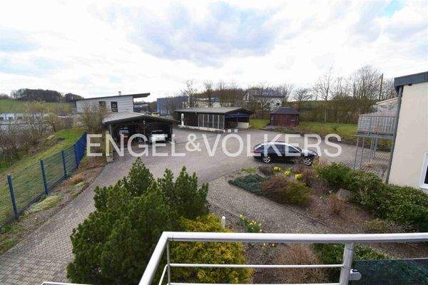 Blick von der Terrasse zum Vorplatz