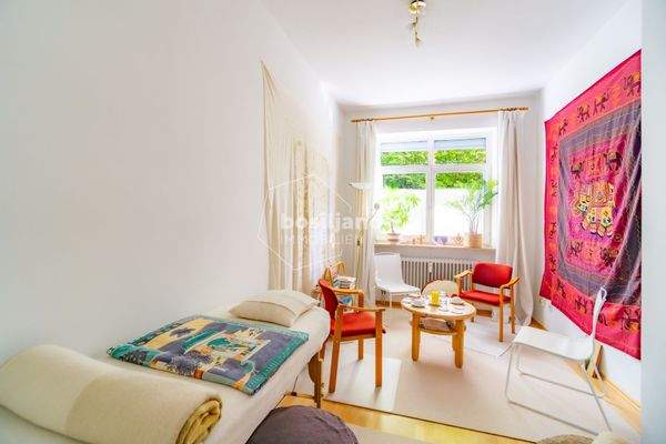 Helles Zimmer (Büro/Behandlung)