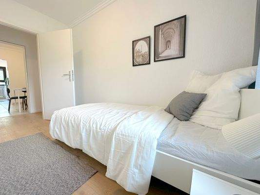 Helles Schlafzimmer mit Bett