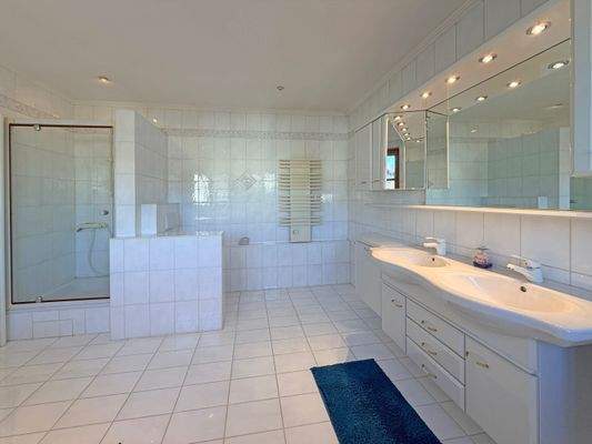 Hauptbad en suite mit Dusche und Badewanne