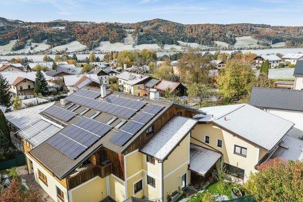 Eingebettet zwischen See und sanfter Hügellandschaft