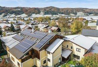 Eingebettet zwischen See und sanfter Hügellandschaft