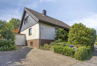 Straßenansicht mit Garage