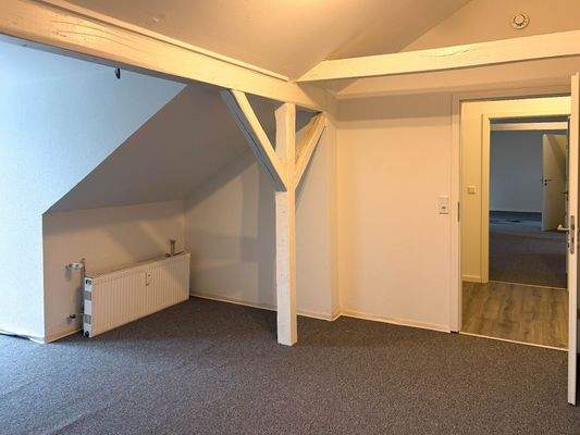 großzügiges Schlafzimmer