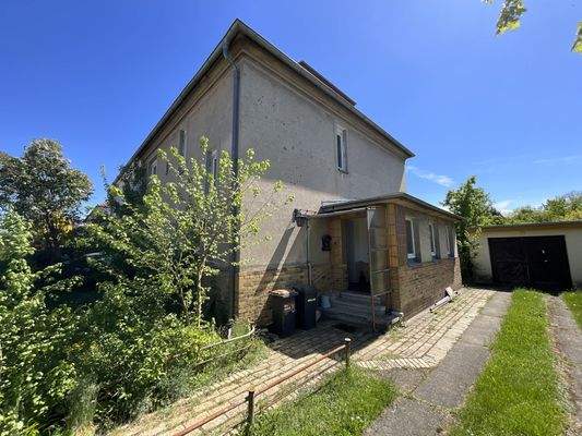 Straßenansicht mit Eingang