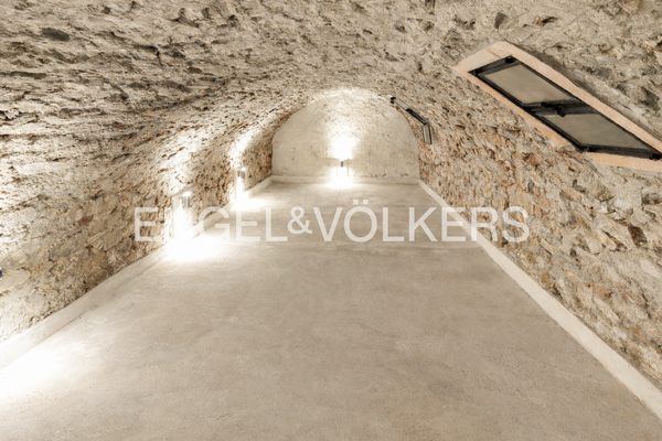Historischer Gewölbekeller mit idealen Voraussetzungen für einen Weinkeller