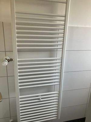 Weißer Handtuchheizkörper