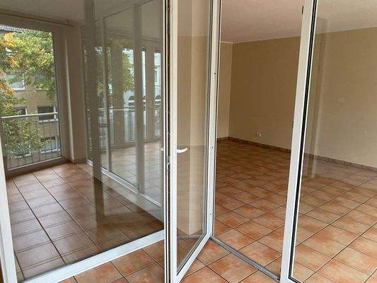 Wintergarten und Wohnzimmer_leer.jpg