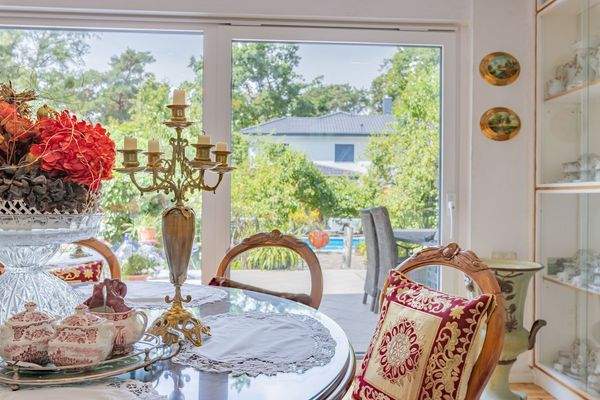 Wohnzimmer mit Blick in den Garten 