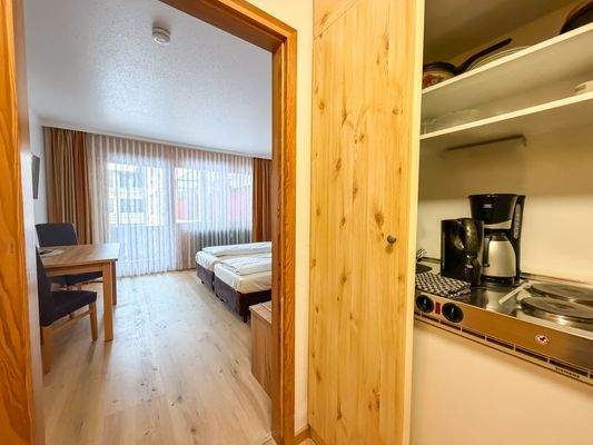 Küche mit Blick ins Schlafzimmer