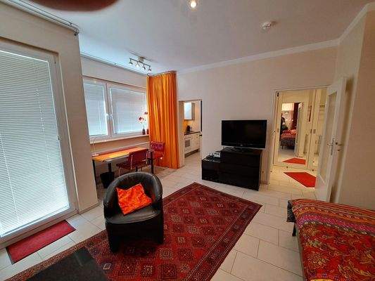 Blick zur Küche, Arbeitstisch