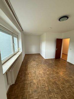 Helles Zimmer mit Parkettboden