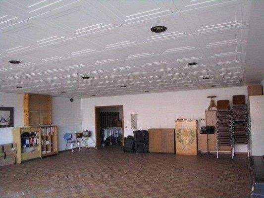 Konferenzraum mit Blick auf den Ausgang