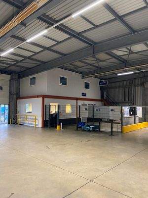 Lagerhalle mit Büro