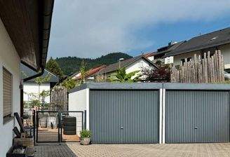 Ost-Seite mit Doppelgarage