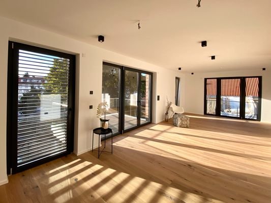 Wohn- und Essbereich mit Balkonzugang
