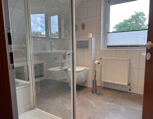 modernes Vollbad mit Fenster