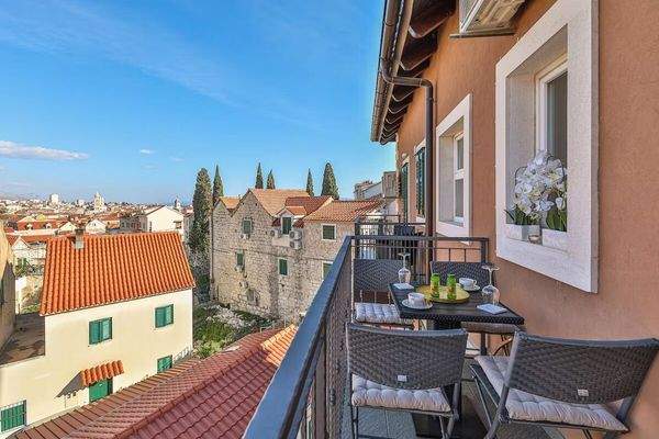 Gemütlicher Balkon mit Blick über die historische Umgebung