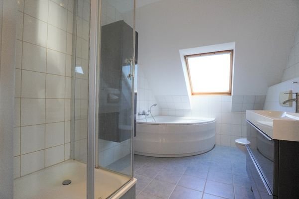 Badewanne und Dusche