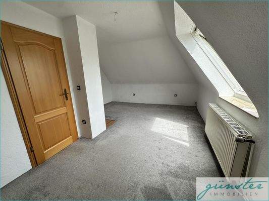 Schlafzimmer II im DG mit elektrischen Außenrollo am Dachfenster