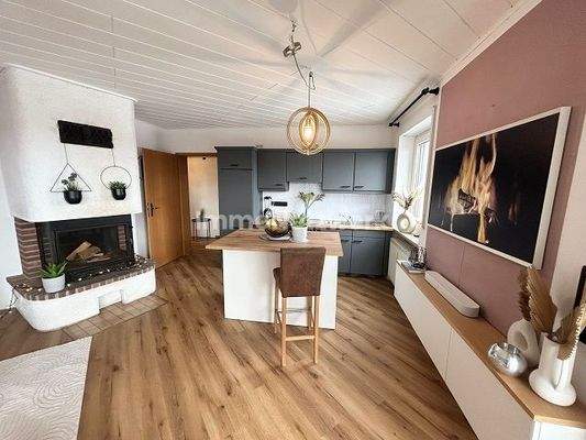 Wohnzimmer mit Kamin und offen