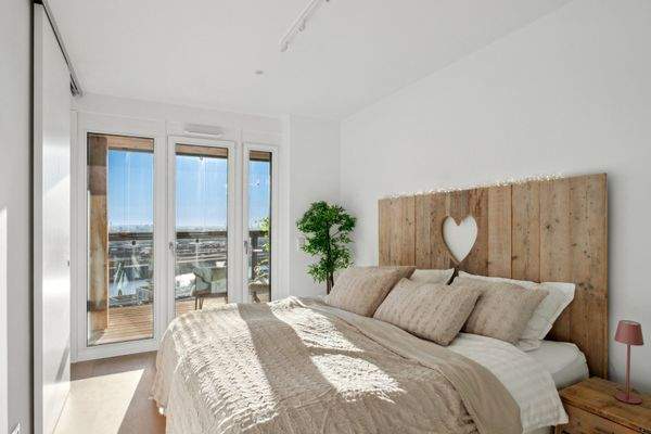 Exklusives Schlafzimmer mit Zugang zur Loggia