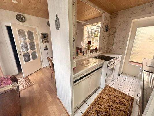 Blick durch Küche und Esszimmer