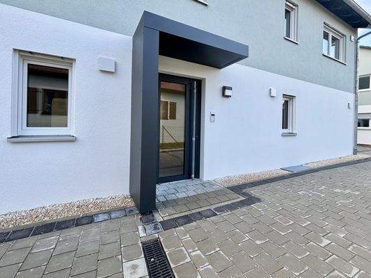 überdachter Eingangsbereich