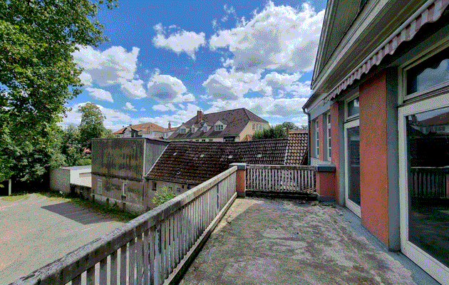 Balkonbereich mit Grdst. und Nachbargebäude.GIF