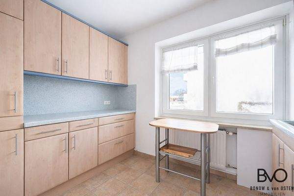 Große Fensterfronten mit Blick auf die Terrasse