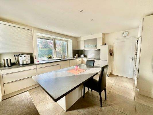Helle Küche mit Essbereich