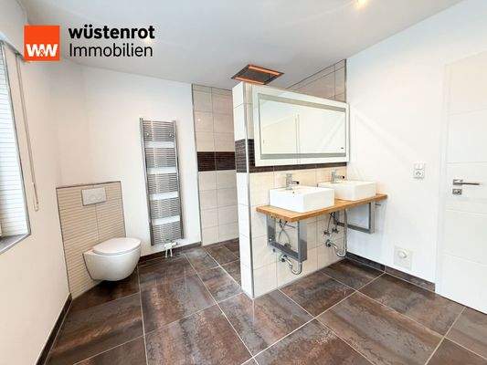 Familienbad mit bodentiefer Dusche