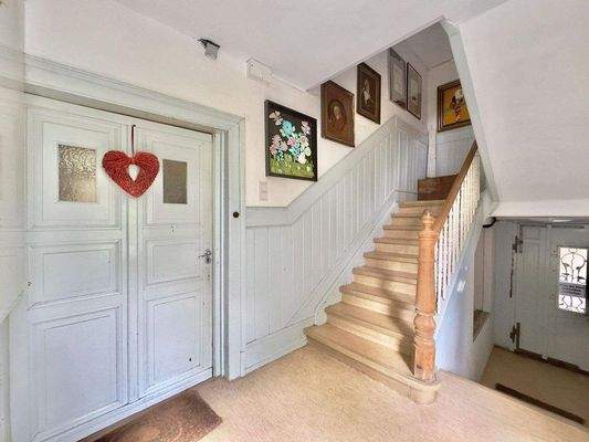 Eingang Wohnung _Treppenhaus 1. OG2.jpg