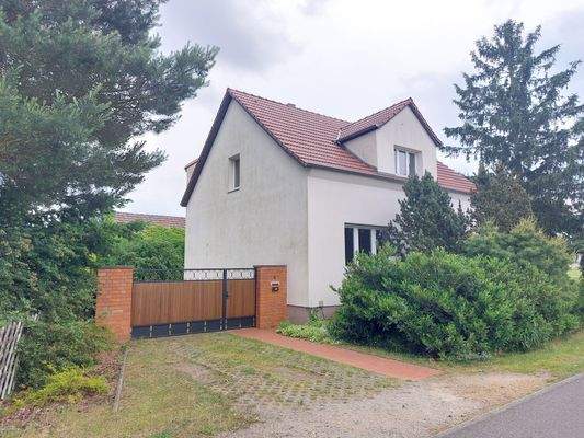 Hausansicht mit Zufahrt