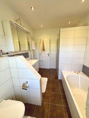 Vollbad mit Badewanne und ebenerdiger Dusche