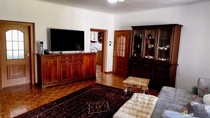 Wohnzimmer EG mit Blick Richtung Küche