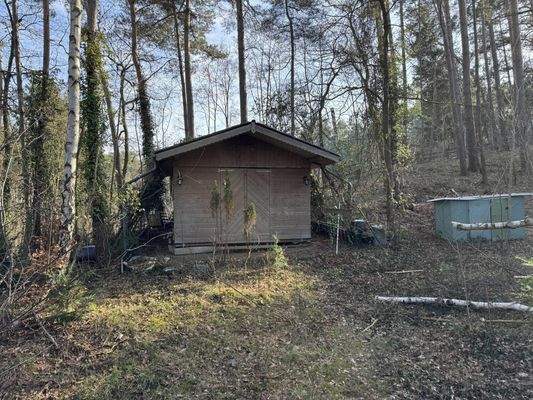 massives Nebengebäude im Garten / Wald