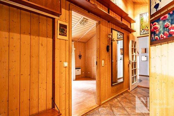 Flur mit Durchgang zum Wohnzimmer