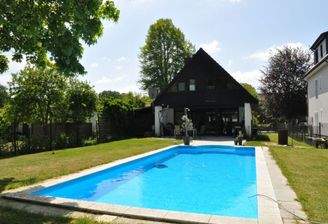 Ihr Platz am Pool auf der Hausrückseite