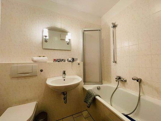 Bad m. Duschwanne.jpeg