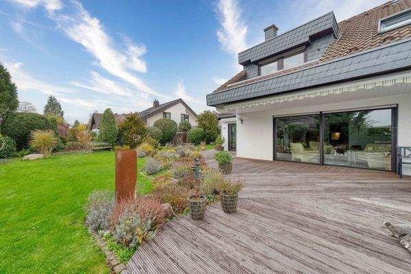 Umlaufende Holzterrasse zur Gartenseite